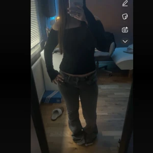 Gråa lågmidjade jeans - Säljer mina jeans från gina 14+ lite sönder längst nere men annars i mycket bra skick