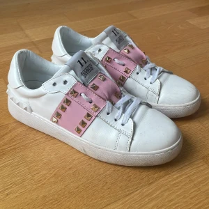 Valentino Rockstud  - Säljer just nu ett par valentino rockstaden i mycket bra skick 9/10, I storleken 38. Nypris 8500kr mitt pris 2999kr, meddela mig vid frågor eller funderingar och pris är inte hugget i sten.