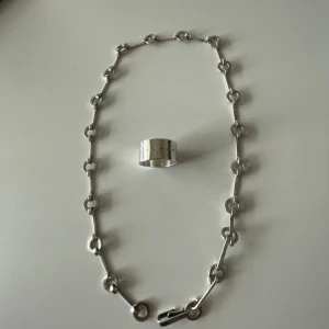 Efva Attling - Halsband, ring chain collier, 50 cm. Kostar 6000kr nytt! Ring, ”Tiden kommer”. 
