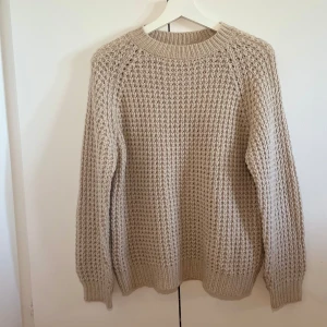 Beige stickad tröja  - Säljer en beige stickad tröja från Lager 157 i storlek xs. Aldrig använd men lappen är inte kvar. Köparen betalar frakten!