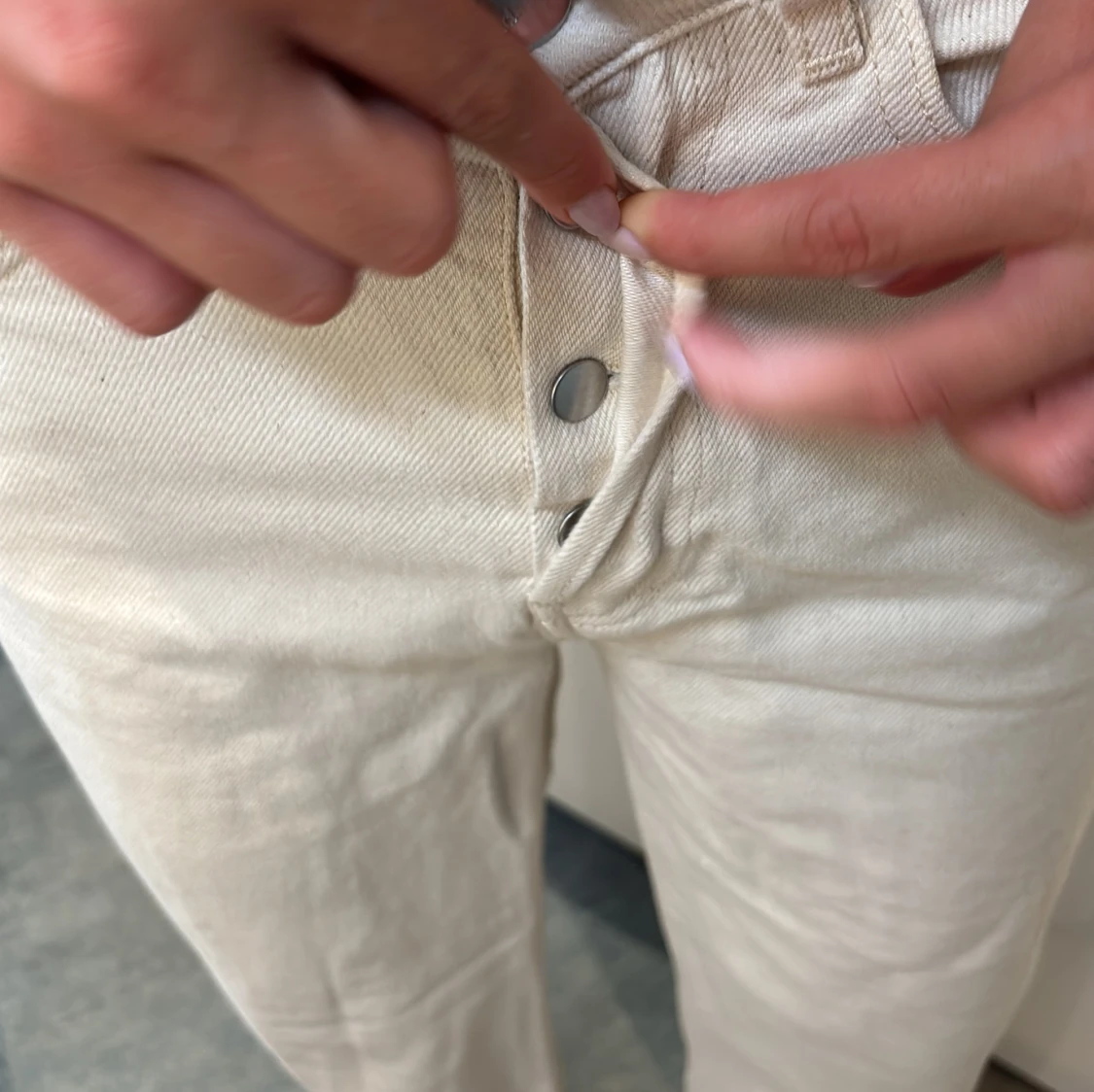 Högmidjade vita jeans med straight form - 4