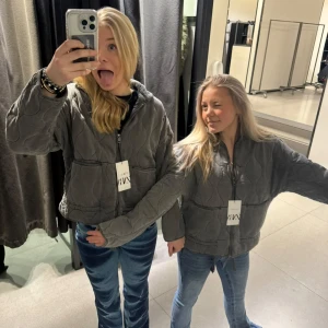 Grön/grå quiltad pufferjacka från Zara - Säljer en grå quiltad pufferjacka från Zara med dragkedja framtill och två stora fickor. Jackan har en loose passform, lång ärm och coolt mönster i tyget. Perfekt för dig som vill ha en trendig och bekväm jacka till höst och vinter.