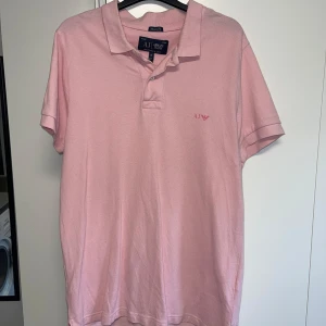 Pikétröja Armani Jeans - Pikétröja från Armani Jeans, köpt på NK Göteborg ett antal år sen. Storleken är XL men sitter som en L (muscle fit)