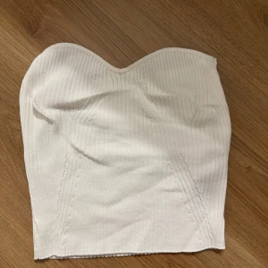 Vit ribbad bandeau - Säljer en vit bandeau-topp med ribbad struktur💌