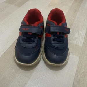 Mörkblå och röda sneakers med kardborre - Barn skor 