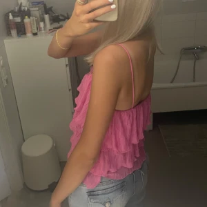 Rosa volanglinne  - Säljer mitt rosa linne med volanger som är slutsåldt från Zara. Ser helt oanvänd ut.🩷