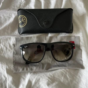 Ray-Ban Boyfriend solglasögon  - Säljer ett par sköna RB4147 brillor! | Mycket fint skick! | kommer med fodral och duk! | Ställ gärna frågor innan du köper!