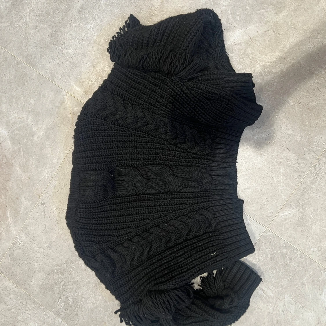 Svart stickad kofta med fransar - 1