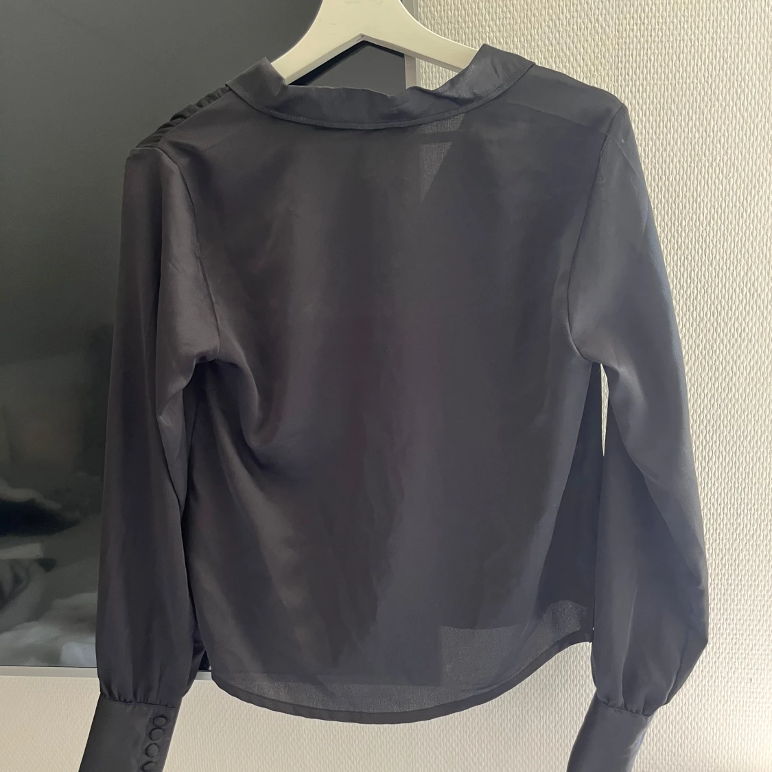 Svart skjorta i satin från Bik Bok XS - 1