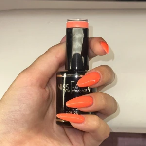 Miss Fancy Gel Polish Peachy Bum - Miss fancy Gellack med färgen ”Peachy bum” säljer pågrund av att den inte kommer till användning. Obs går ej ned i pris