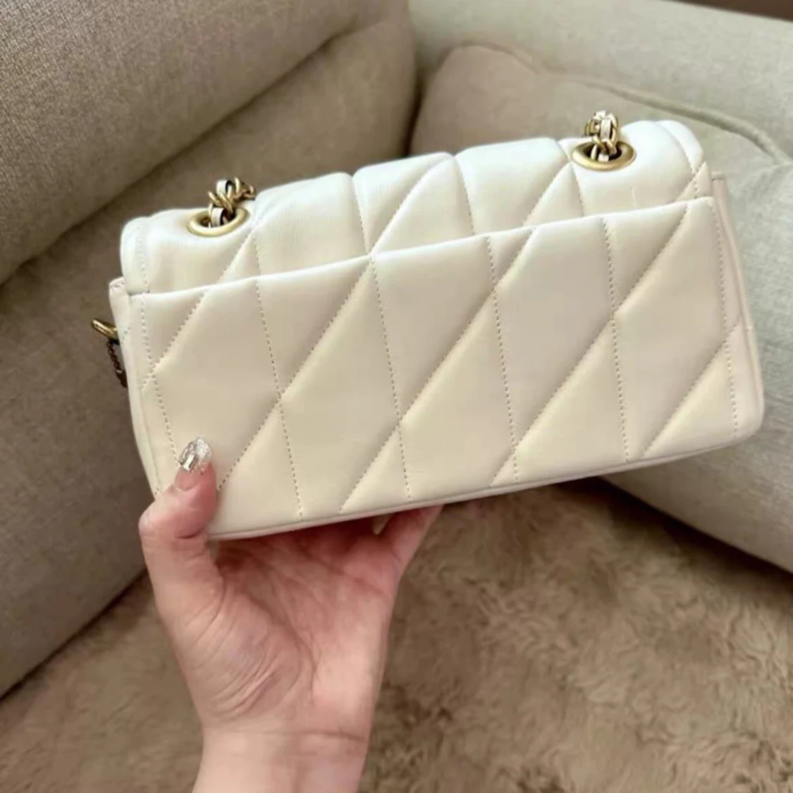 Vit quiltad axelväska från Coach - 2