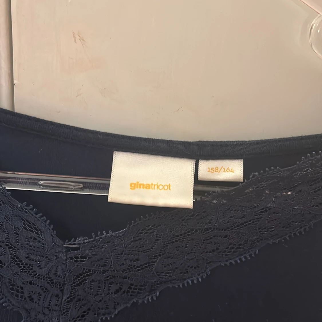 Mörkblå långärmad topp med spets - 2