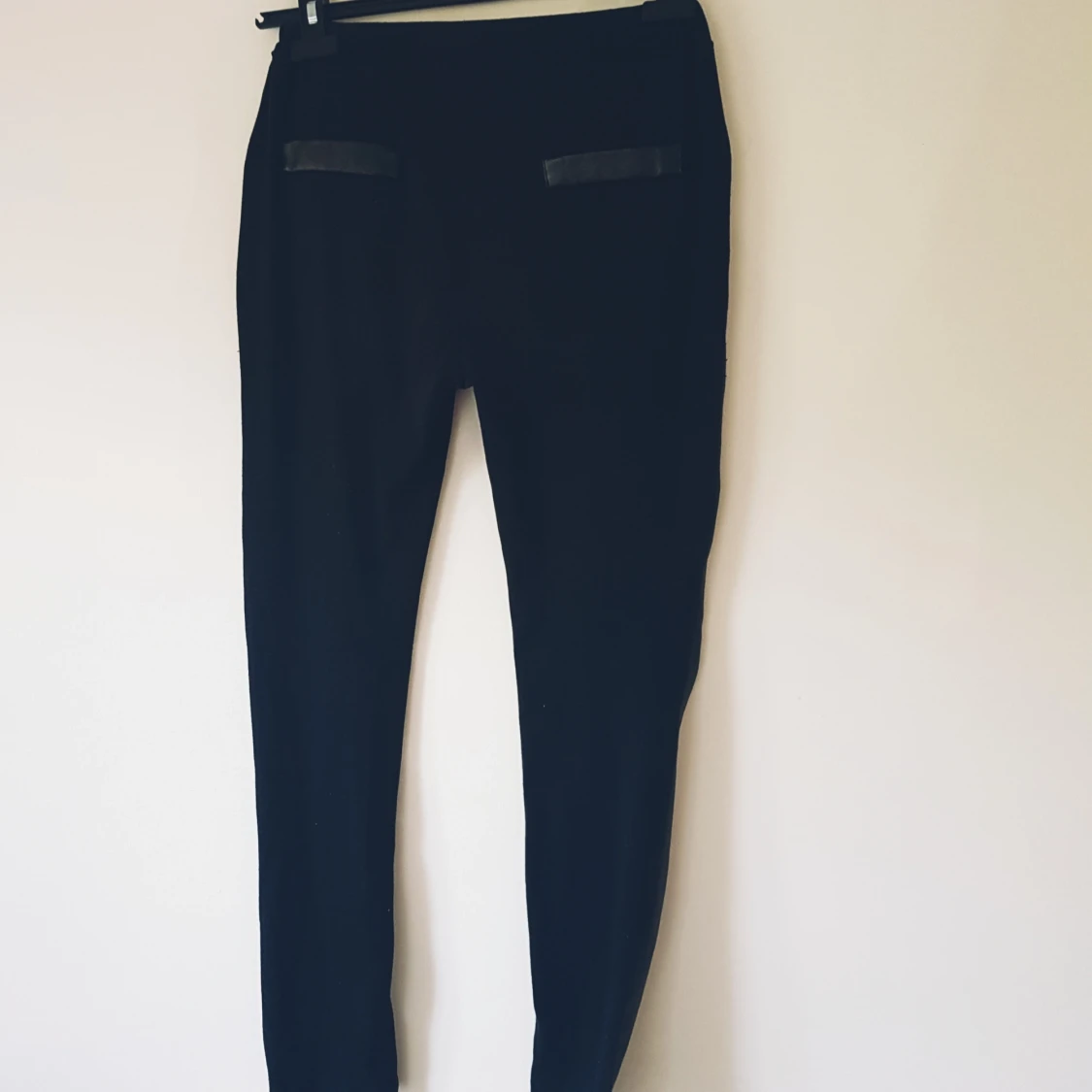 Svarta leggings med skinnpaneler Favolook - 1