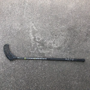 5 st innebandy klubbor - Alla är i ett jätte fint skick. Det är några olika märken på dem. Säljs till ett billigt pris för jag vill bli av med dem. 