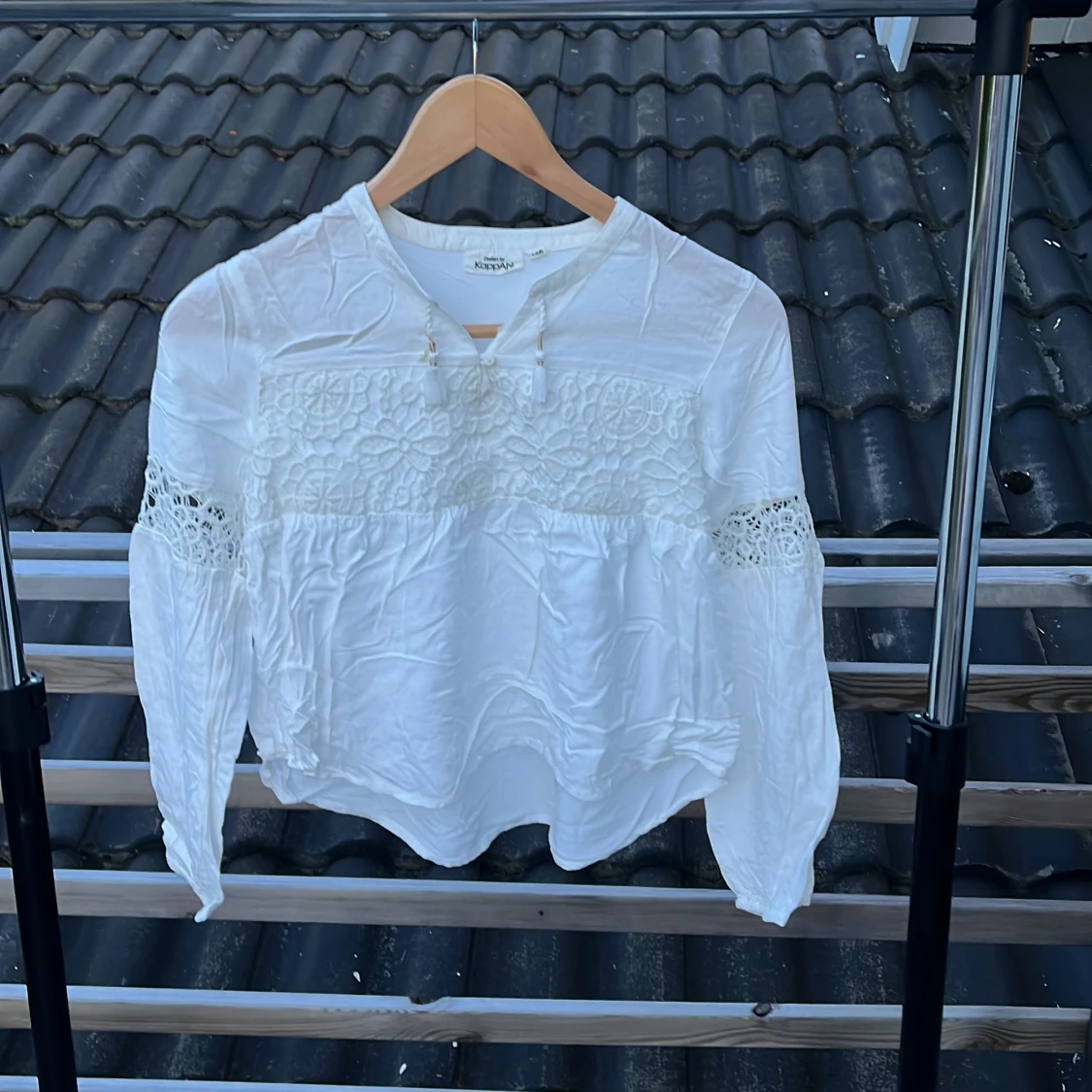 Vit blus med spetsdetaljer KappAhl