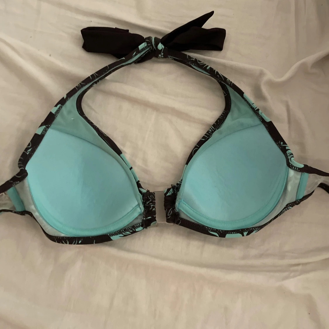 Blommig bikiniöverdel med turkosa detaljer - 1