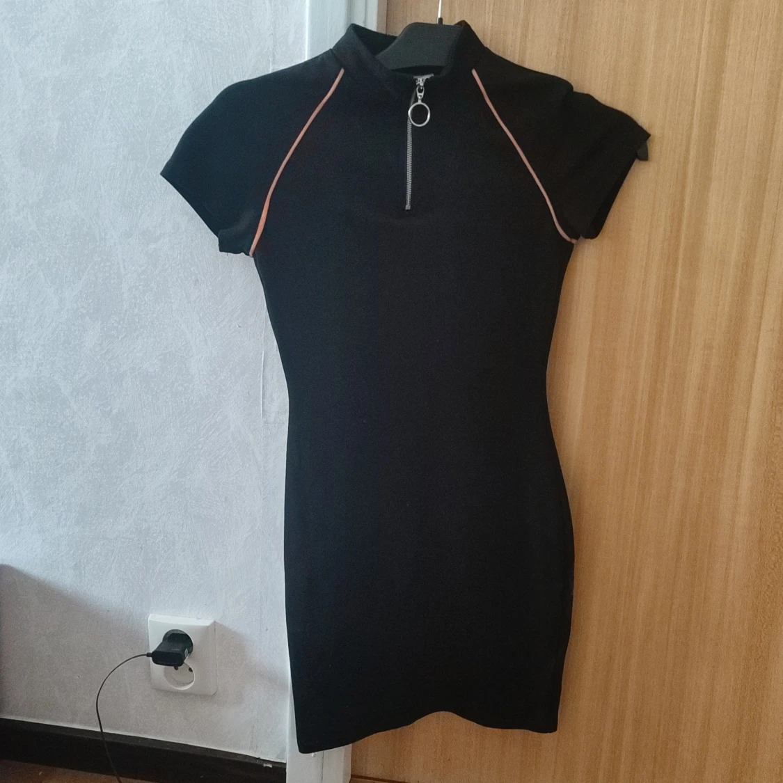 Svart kortklänning med dragkedja