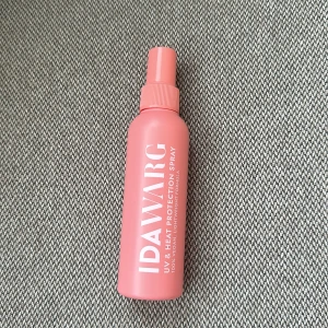 Ida Warg UV & Heat Protection Spray - Säljer en rosa sprayflaska från Ida Warg med UV- och värmeskydd. Ord pris 149kr🎀 oanvänd