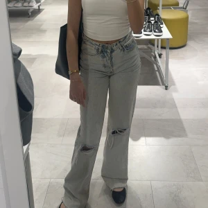 Snygga jeans från bikbok bra skick - Ett par snygga jeans från Bikbok funkar för XS och S bra skick 