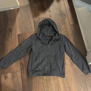 Sailracing ziphoodie - Säker min sail racing hoodie då den i tr passar längre, den är i jättebra skick då jag inte hade den så länge, skriv om ni har frågor!! Storlek 170 i barn storlek ungefär xs i vuxen storlek