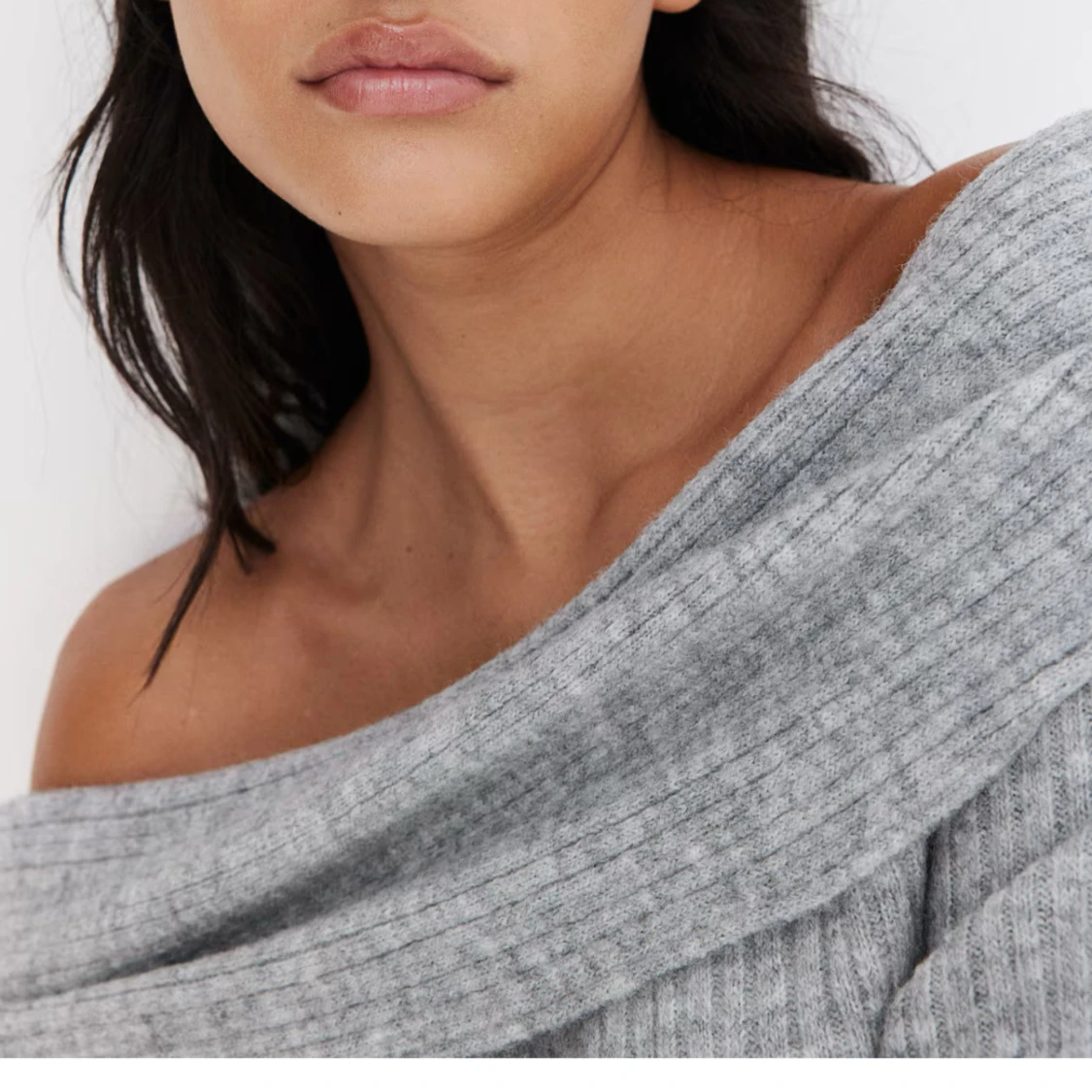 Ljusgrå stickad och ribbad off shoulder tröja från hm  - 1