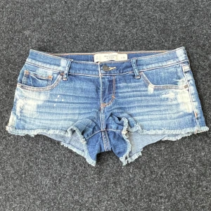 Lowrise Jeansshorts  - Snygga jeansshorts, bra skick inga defekter💓16cm grenhöjd😇