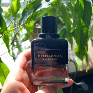Givenchy Gentleman Réserve Privée EdP - Givenchy Gentleman Réserve Privée Eau de Parfum. 55 ml kvar av 60ml Parfymen har en lyxig känsla och kommer med originalkartong. En lyxig, manlig, varmare doft. Med stark irisnot, liknande dior homme intense. Köpt för 1205kr