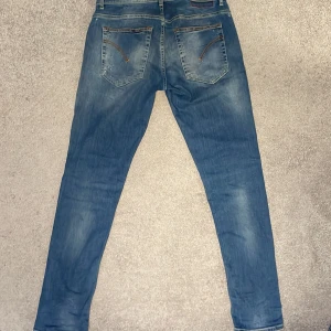 Dondup jeans - Tjenare, säljer dessa Dondup jeans i str 32. Säljer pga att dom inte passar mig. Skicket är 9/10 mycket fin tvätt och använd väldigt varsamt. Har du någon fundering fråga på🙌 Priset är inte huget i sten🤝