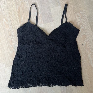 Svart spetslinne från Nelly - Säljer ett svart linne spetslinnr från Nelly. Säljer den eftersom att den inte passar mig därför är den knappt använd. Nypris är ca 300.