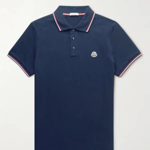 Moncler piké - Den är använd med inga defekter den är i storlek XXL men sitter som en L/XL