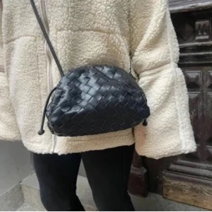Svart flätad axelväska  - Säljer en svart flätad axelväska som knappt är använd och där av säljer jag den!