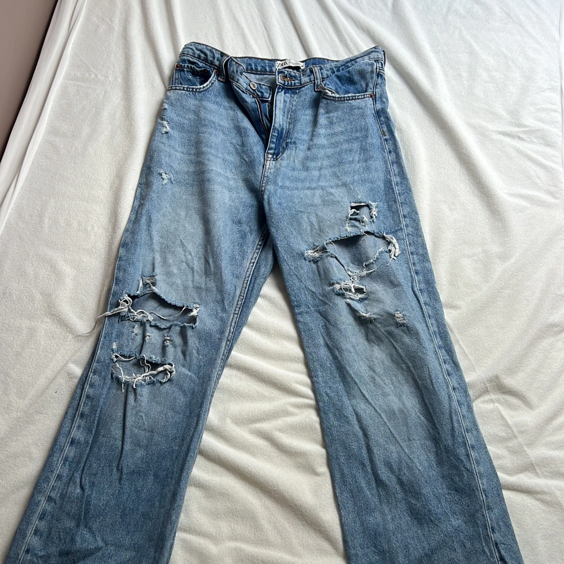 Blå ripped jeans från Zara - 2