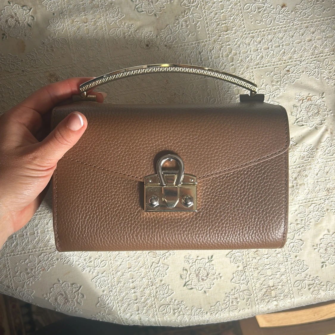 Brun handväska i skinn med metallhandtag