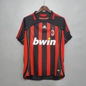 06/07 MILAN (RETRO)  - AC Milan fotbollströja från Adidas med klassiska röda och svarta ränder, klubbmärke och guldfärgad stjärna på bröstet. Kortärmad modell med krage och röda detaljer på axlarna. Tillverkad i lätt och ventilerande polyester, perfekt för match eller träning. Leverans 5-20 dagar.