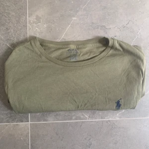 Ralph Lauren T-shirt storlek M - ✔️skickas inom 24h ✔️toppkvalitet  ✔️självklart äkta  ✔️skön och snygg  ✔️Mitt pris 250kr  Kommer från ett rökfritt hem 