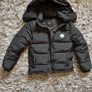 Trapstar jacka svart - Säljer min Trapstar jacka då storleken inte passar mig. Endast använt ett fåtal gånger. Har inga defekter och är precis som ny. Det står XS men den passar mer som S. Priset kan diskuteras vid snabbaffär. 