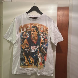 Marino Morwood Allen Iverson Tee - Omhändertagen i gott skick, tvättad ca 7-8 gånger. Inga repor, hål osv. 