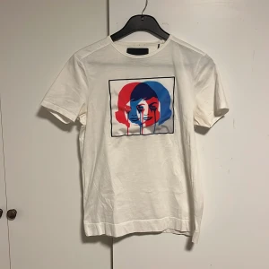 Limitato T-shirt - Säljer nu denna limitato t-shirt i stl S. Den har inga skador eller slitningar någonstans. Jag är 190 cm (OBS sitter både för tajt och för kort på mig) vid fråga är det bara att skriva. 