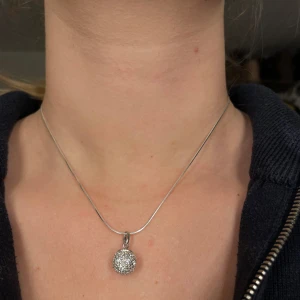 Silverhalsband med glittrig berlock från Scoop - Jättefint silver halsband med en glittrig berlock från Scoop, kommer tyvärr inte till användning🩷