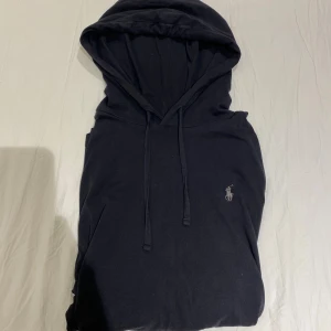  Ralph Lauren Hoodie - Nu säjer jag denna riktigt stilrena hoodien ifrån Ralph Lauren. Tröjan är av ett tunt material och är perfekt nu till våren! Hör jättegärna av er vid frågor!