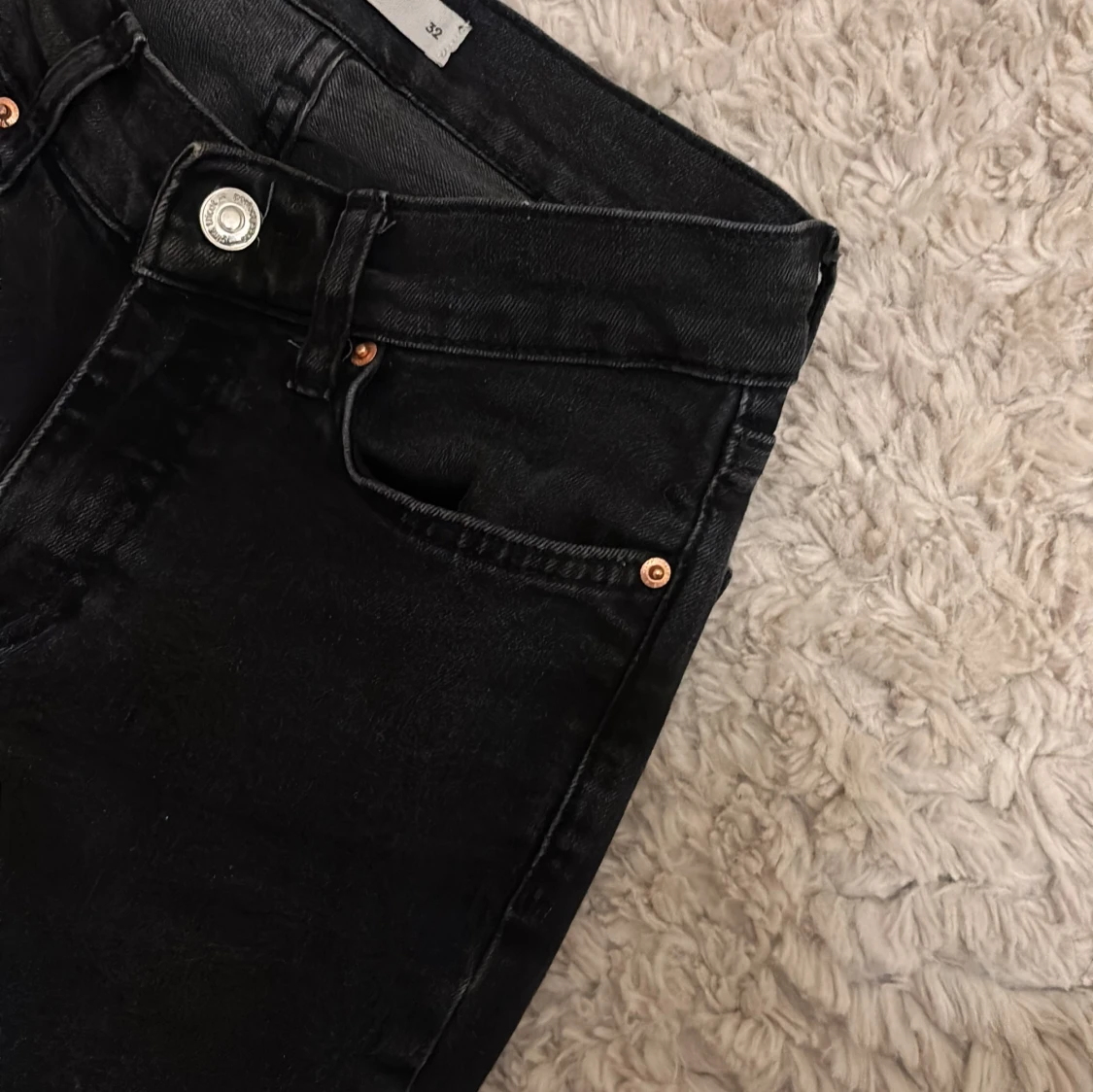 Svarta bootcut jeans från Gina tricot  - 2