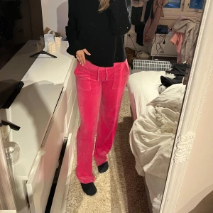 Juicy byxor  - Såå snygga Juicy Couture byxor!! använd väldigt få gånger så dom är i super fint skick!!❤️ köpt för 1 200kr