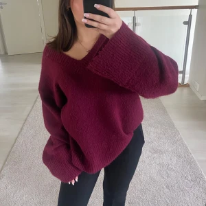 Vinröd oversized tröja - Säljer en mysig vinröd oversized tröja med v-ringad hals. Tröjan har långa och stora ärmar. Storlek S men sitter som en M/L