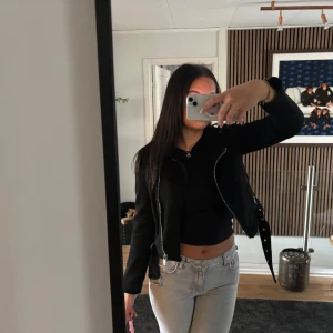 Svart jacka med dragkedjor  - Säljer denna jättesnygga jackan från Zara. Svart mocka tyg med silvriga dragkedjor. Den är lite sönder på ett ställe därav priset men i övrigt fint skick. Storlek S 