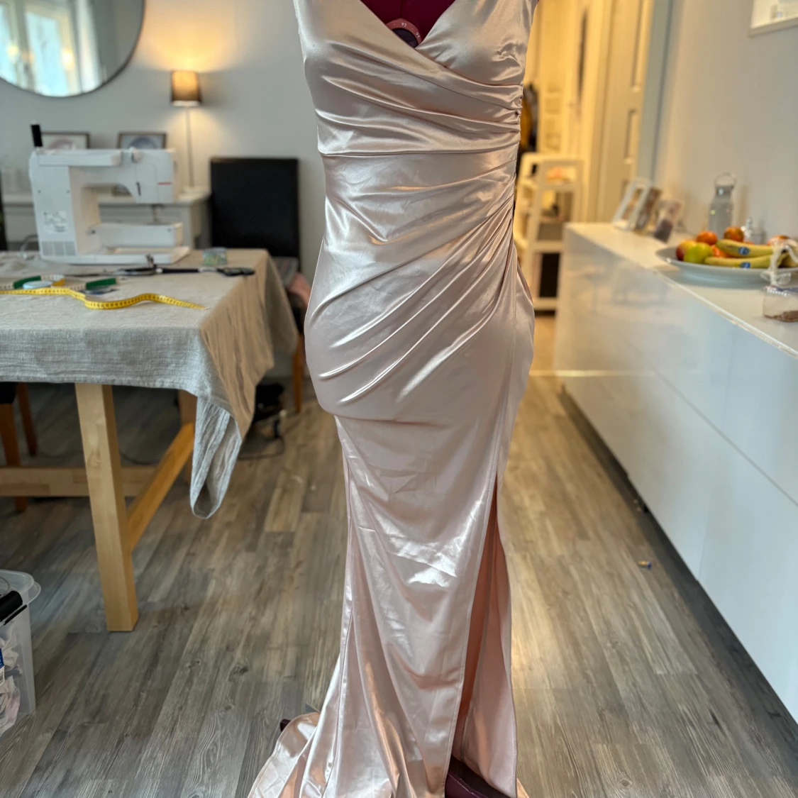 Champagnefärgad långklänning - 1