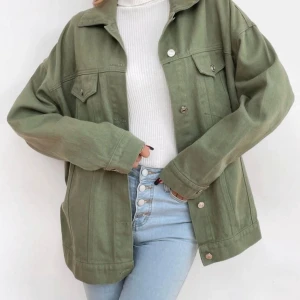 Grön jeansjacka - super snygg grön jeansjacka i bra skick🤍 Knapparna är lite dålig kvalite därav priset!