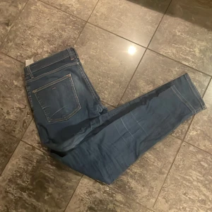 Blå jeansbyxor reaplay  - Snygga blå jeansbyxor med klassisk femficksdesign. Perfekta för en avslappnad stil. De har en rak passform och är tillverkade i ett slitstarkt denimtyg.