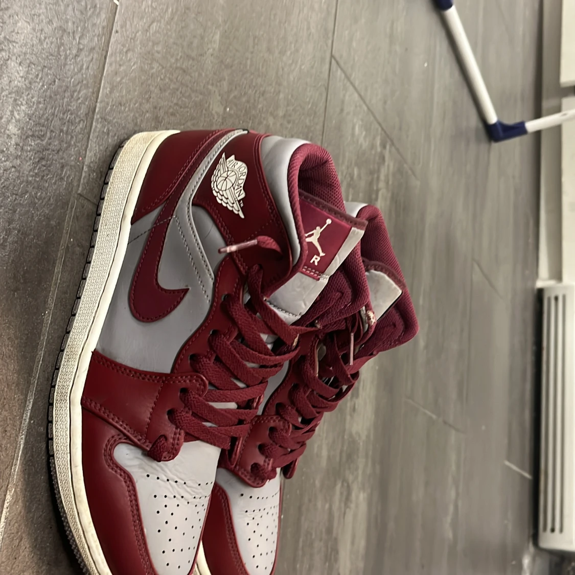 Nike Air Jordans i vinrött och grått - 2