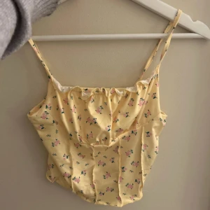 Gul blommigt linne - Söt blommig topp. Aldrig använd