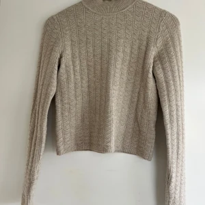 Beige stickad tröja  - Jätteskön stickad tröja i fint material💕